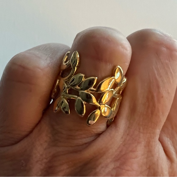 New costume leaf patterned ring size 6 - Picture 3 of 3